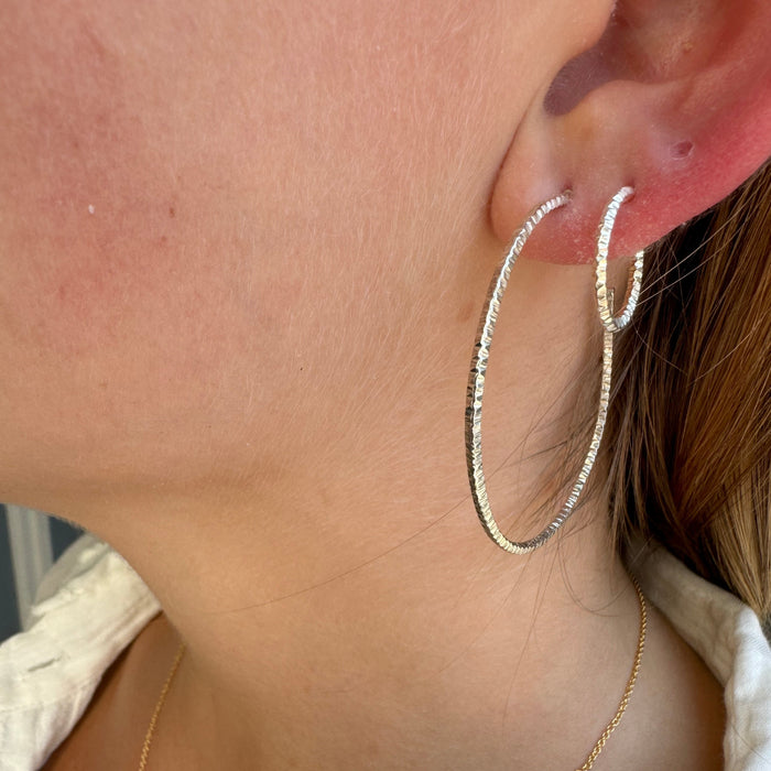 Textured large hoops earrings: Vermeil