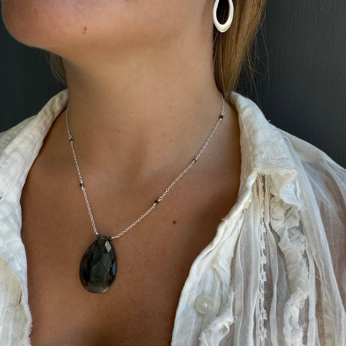 Labradorite on beaded chain necklace: Silver