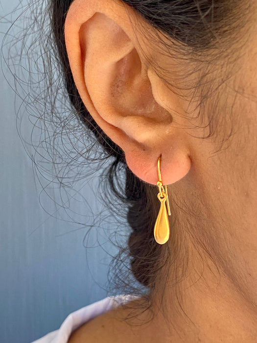 Tiny drop earrings: Gold