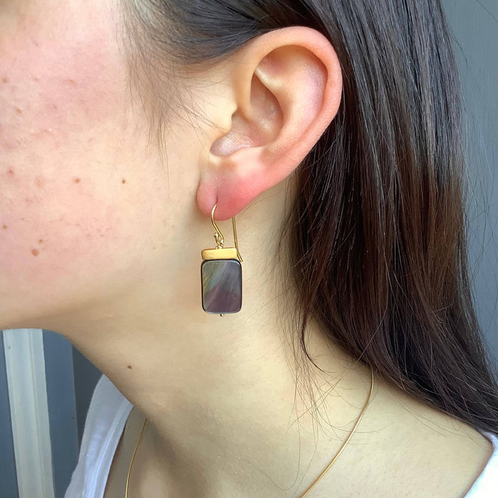 Grey mother of pearls w. bar earrings: Vermeil