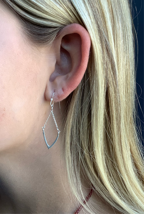 Small v on chain earrings: Vermeil