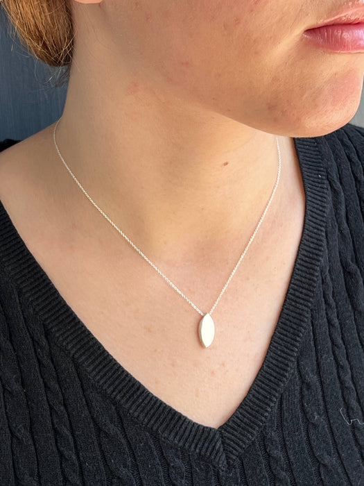 sliding petal. necklace: Vermeil