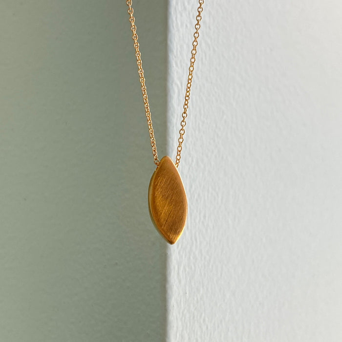 sliding petal. necklace: Vermeil