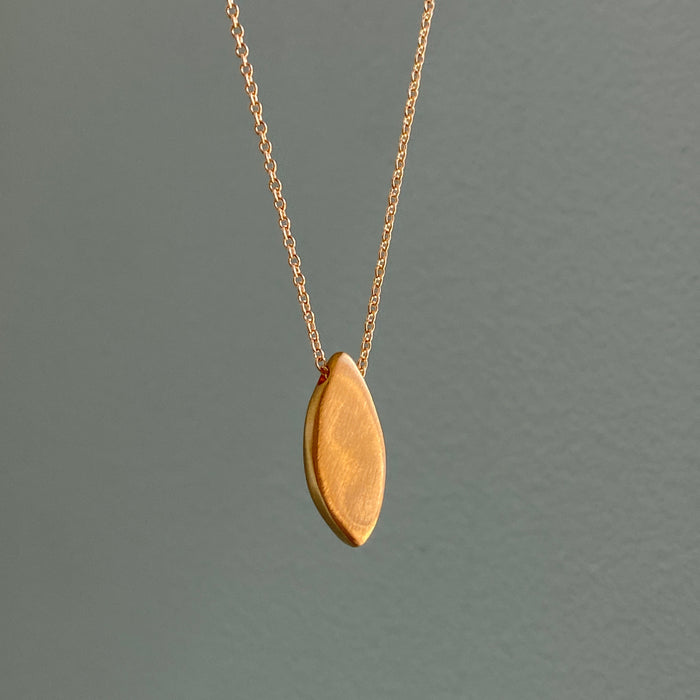 sliding petal. necklace: Vermeil