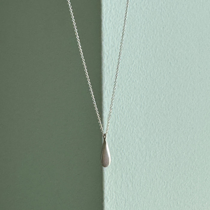 Tiny drop necklace: Silver