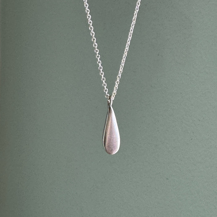 Tiny drop necklace: Silver