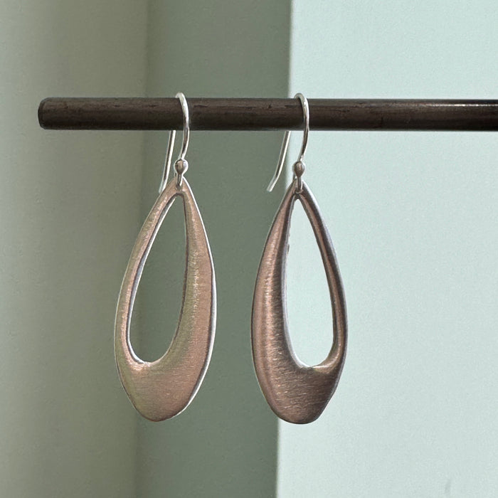 Long open drop earrings: Silver