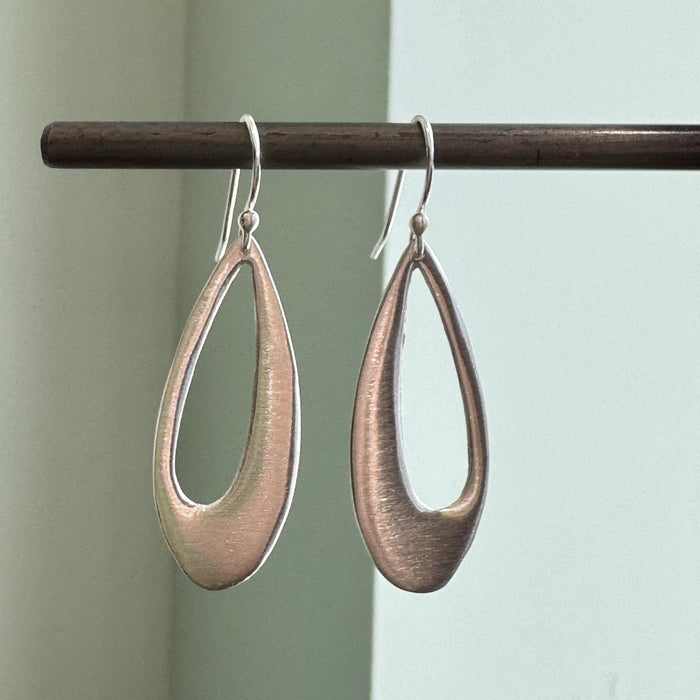 Long open drop earrings: Silver