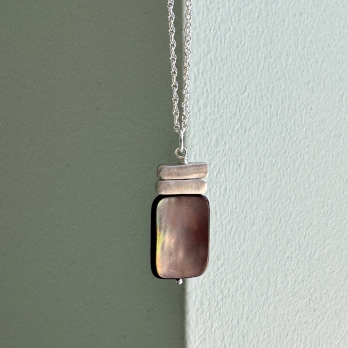 Grey mother of pearls w. double bars necklace: Silver