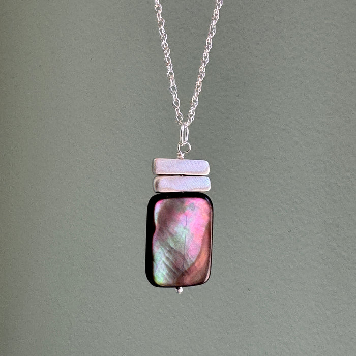 Grey mother of pearls w. double bars necklace: Silver