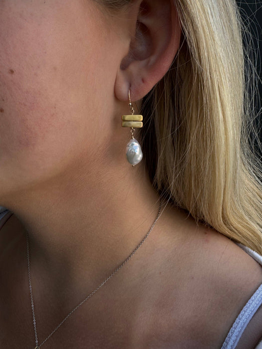 Organic pearl w. two bars earrings: Vermeil