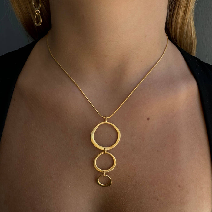 Triple circle necklace: Silver