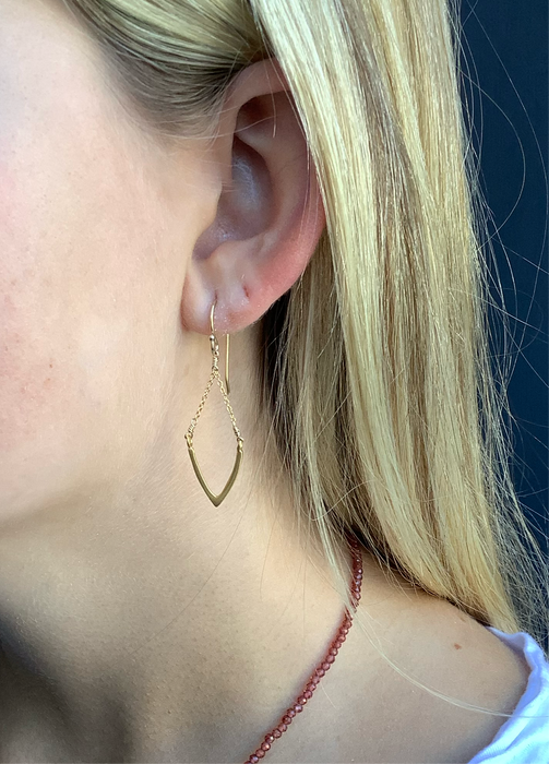 Small v on chain earrings: Vermeil