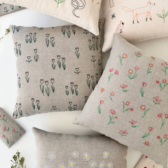 Daisies Pillow: 14”