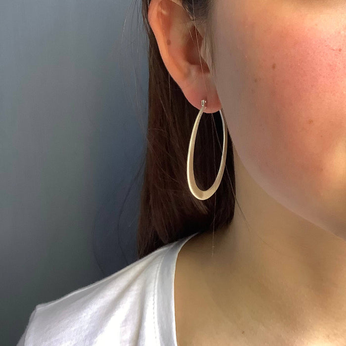 Medium oval hoops earrings: Silver