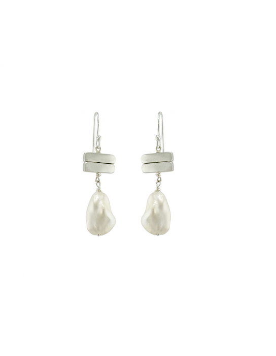 Organic pearl w. two bars earrings: Vermeil