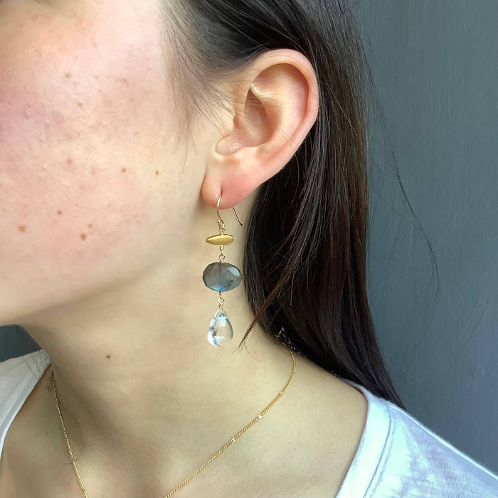 Little nugget w. stone & quartz earrings: Vermeil / Moonstone