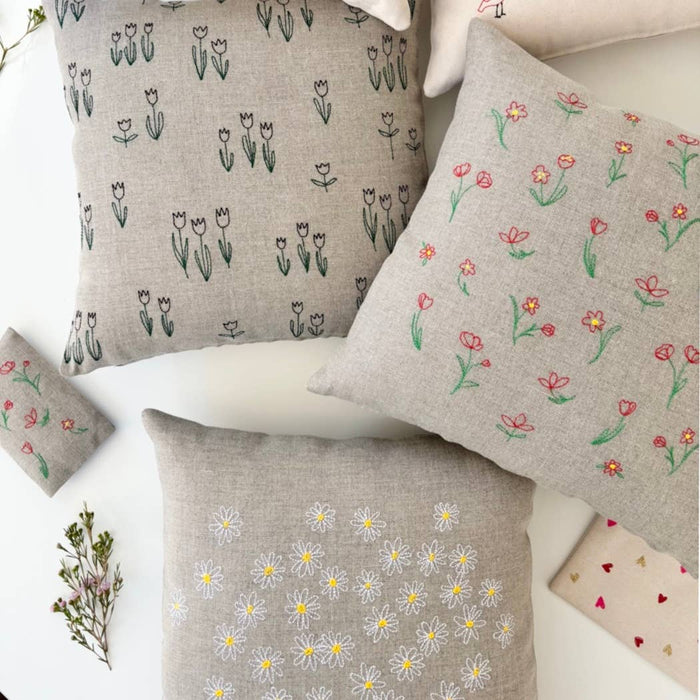 Daisies Pillow: 14”