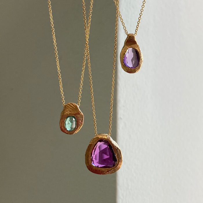 18kt Freeform Purple Sapphire Necklace